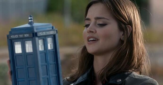 Clara_holds_the_TARDIS