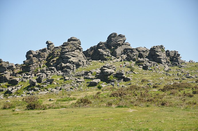 1200px-Hound_Tor,Manaton(4148)